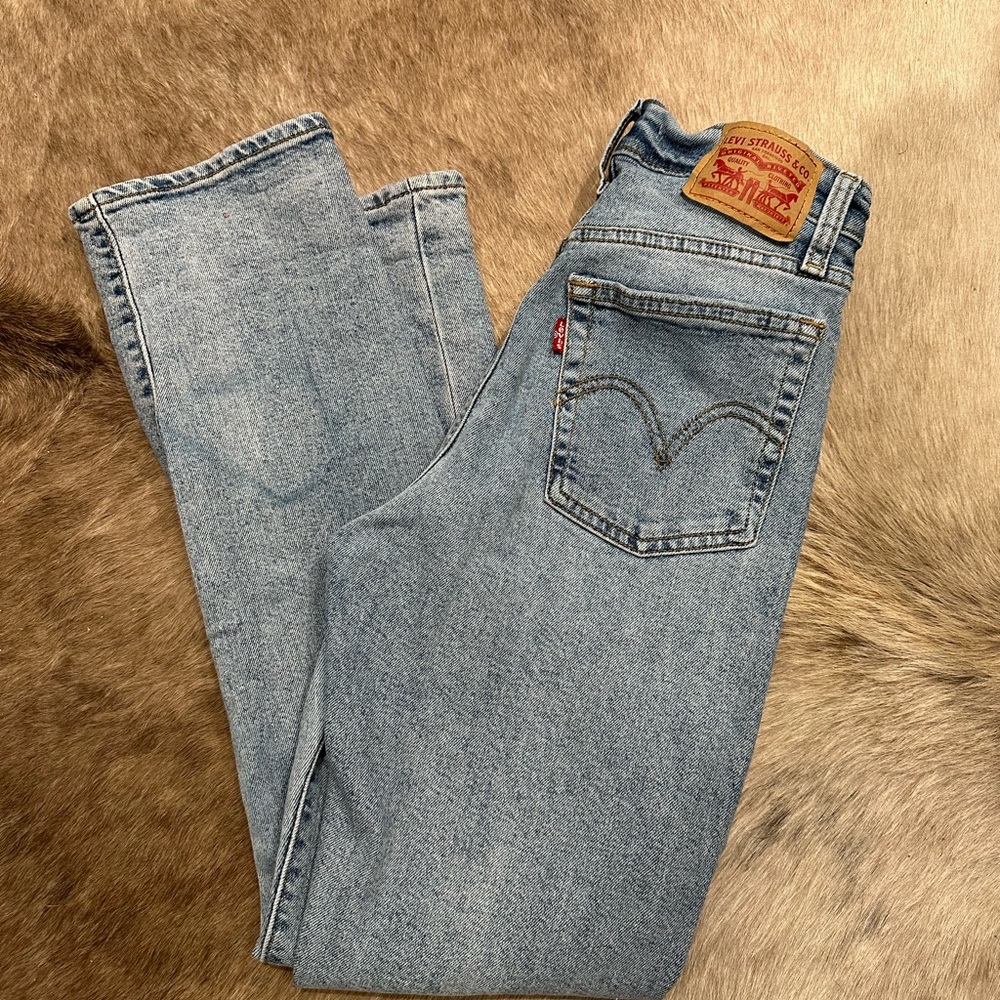 Levi’s Ribcage Cropped Jeans - Picture 2 of 4